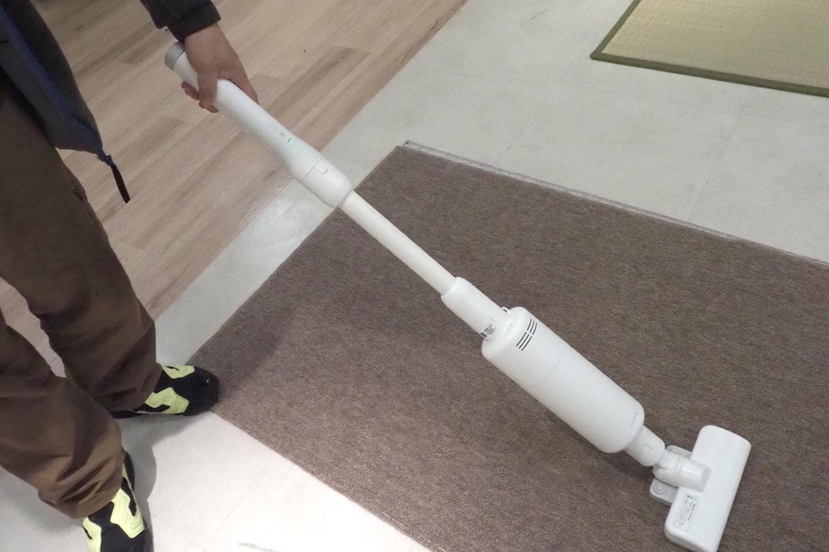 強力な吸引力でカーペットの上なども掃除できる