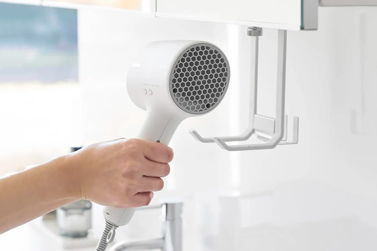 棚下からドライヤーをサッと取り出して使えて便利