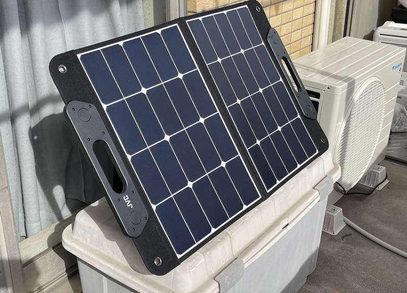 自宅では互換性のあるJVCモデルのポータブルソーラーパネルでベランダ発電をしています