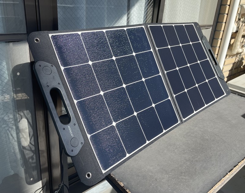 こちらはアトリエでのベランダ発電の様子。ポータブルソーラーパネル「BH-SV100」を愛用中