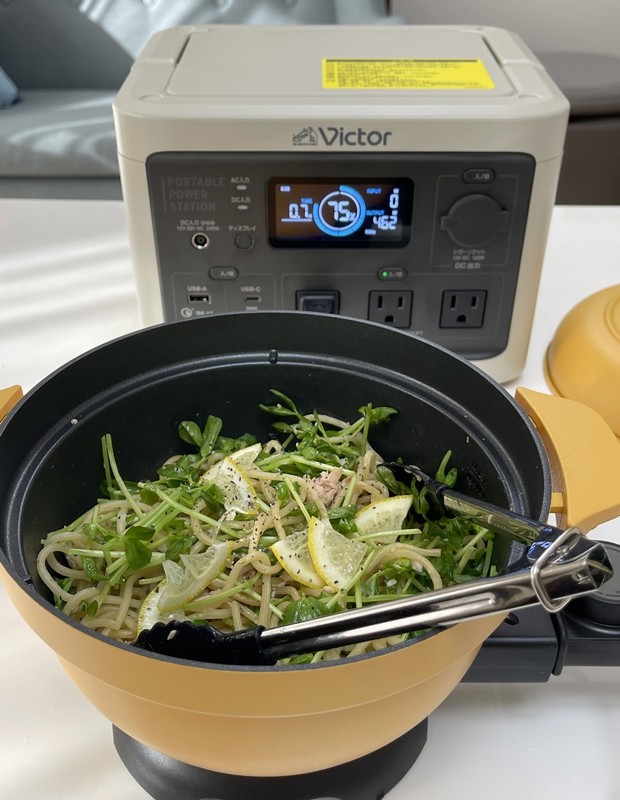 レコルトの電気鍋を使って「塩レモン焼きそば」作りにも活躍。コンパクトながらAC出力の合計が600Wまでの家電が使えるのでテーブル調理にも便利