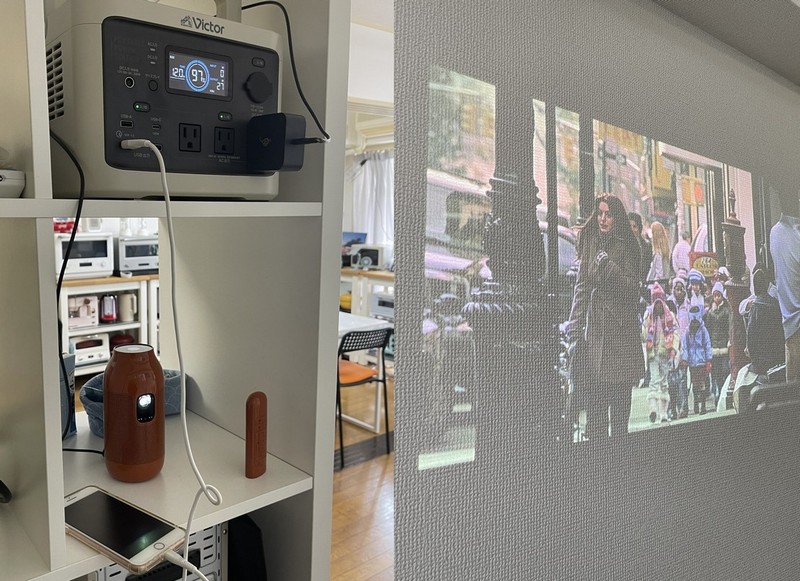 アトリエで活用している「BN-RF510」。コンパクトなプロジェクターと接続させて観たかった映画を楽しむことも