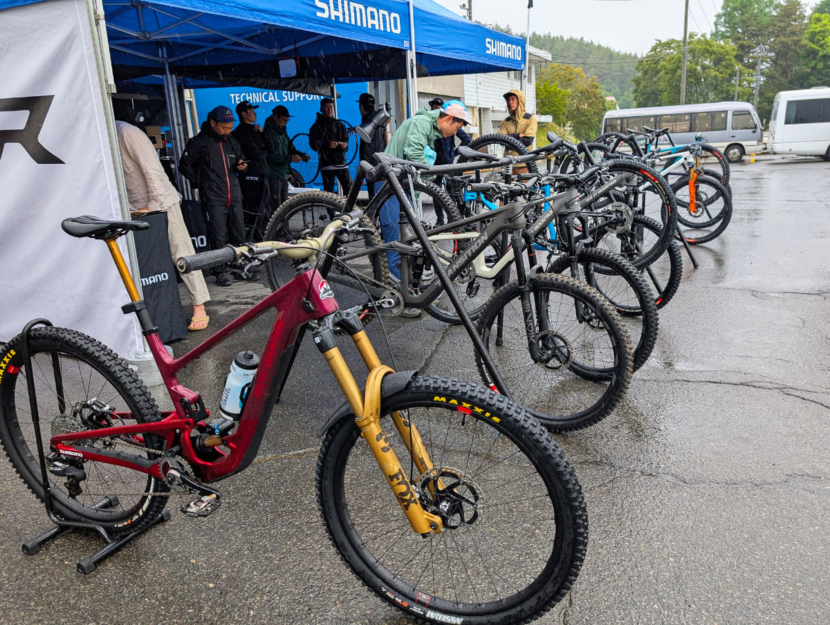 XTR M9200シリーズを装備したMTBがズラリと並ぶ