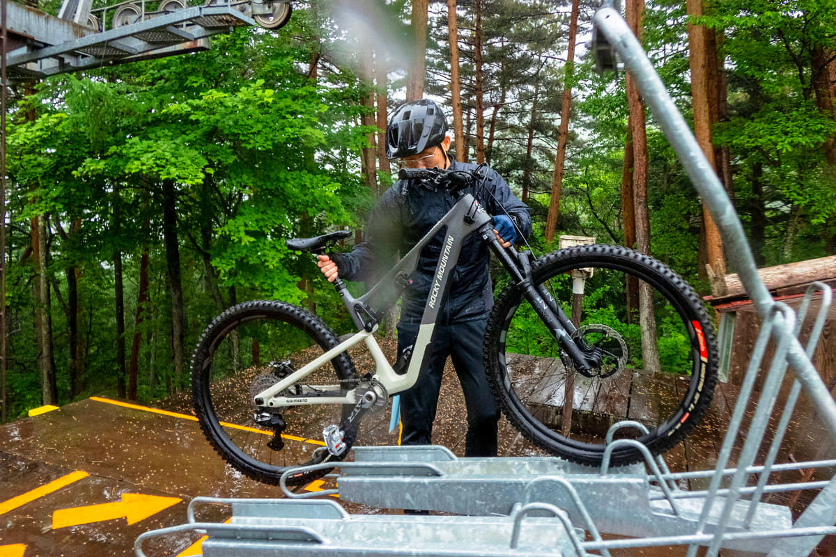 MTBはリフトに載せて運搬(ここは実はゴール地点ですが)