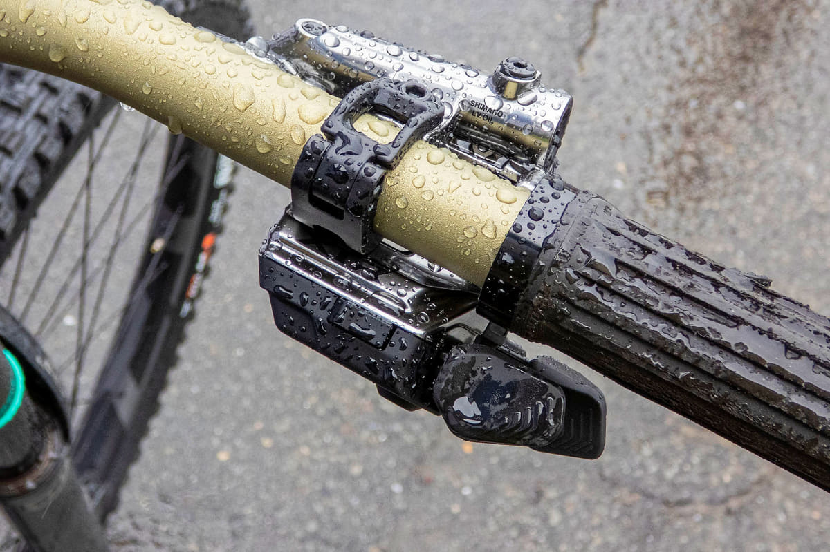 シフトスイッチは2個のCR1632コイン電池で動作