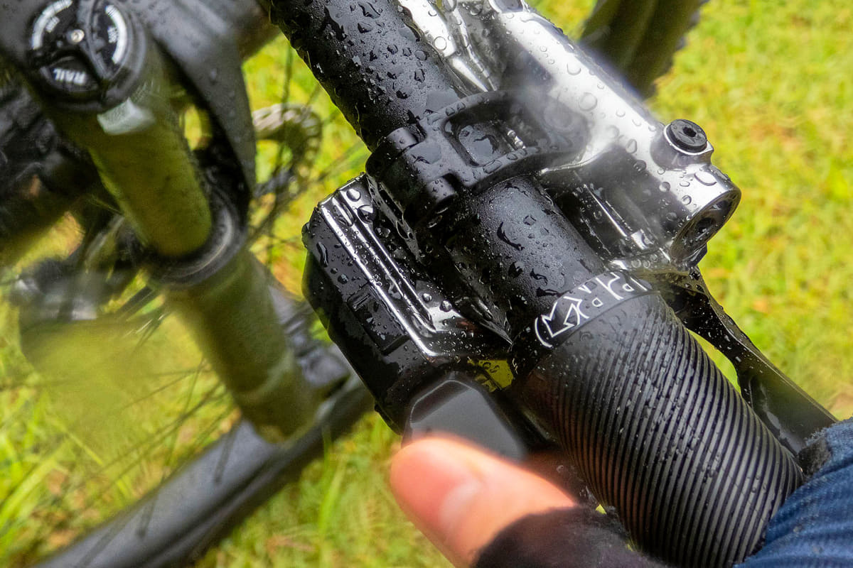 2つのパドルを親指で操作する形