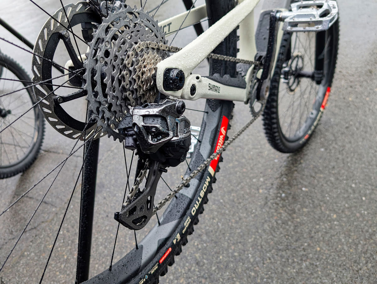 前方からの衝撃を受け流すような形状