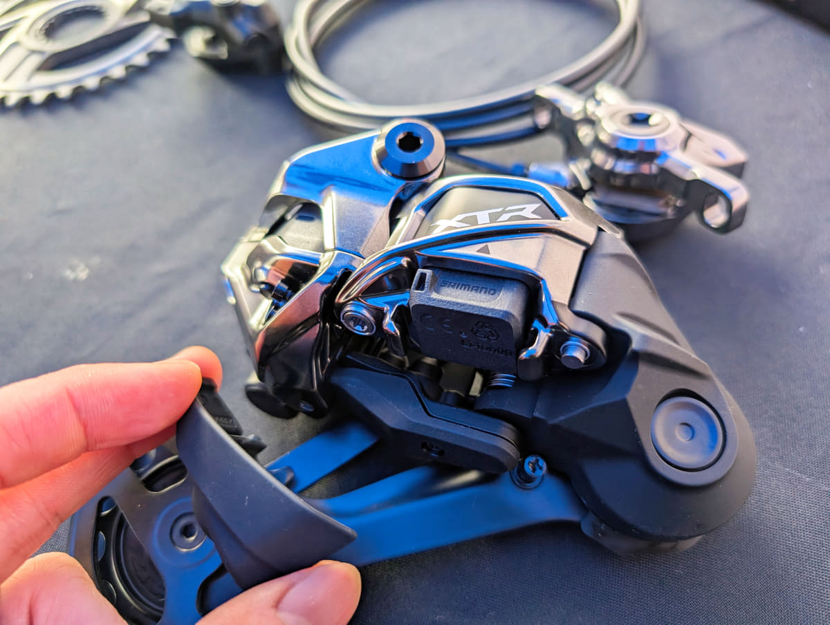 カバーを外すとバッテリーが見える