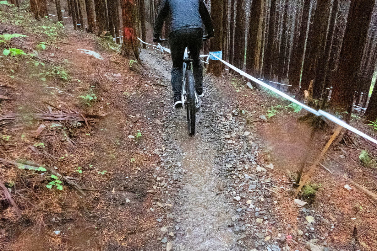 雨水が川のように流れている箇所があちこちに