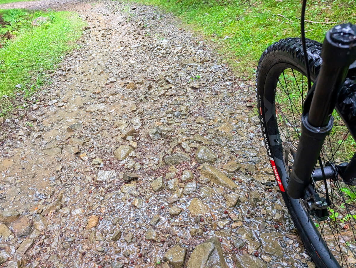 テッカテカの砂利道