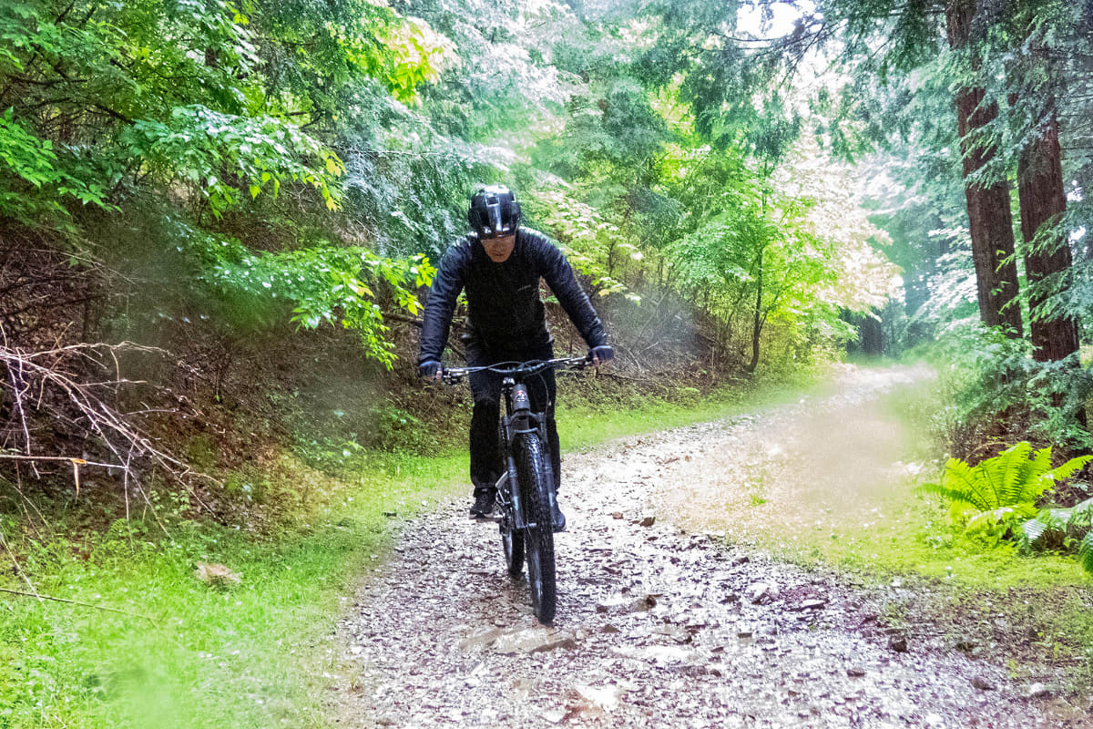 うかつにブレーキすると滑りそうなこんなところも、絶妙な力加減で減速できる