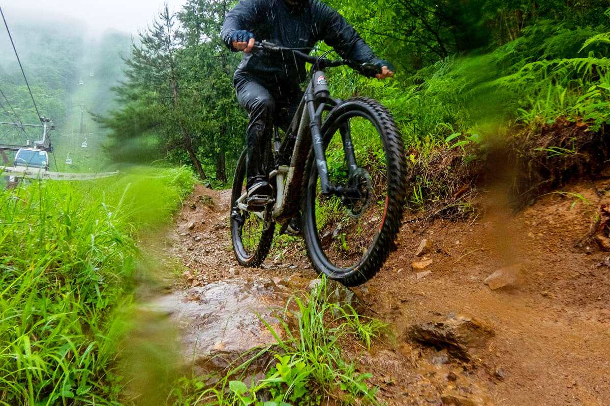 岩に乗っかるのも怖くない。ディレーラーが「岩にぶつかっても大丈夫」というものの、気をつけながら走る