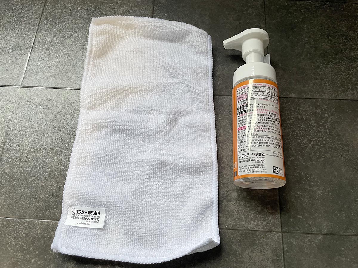 泡の洗浄剤とマイクロファイバークロス1枚がセット