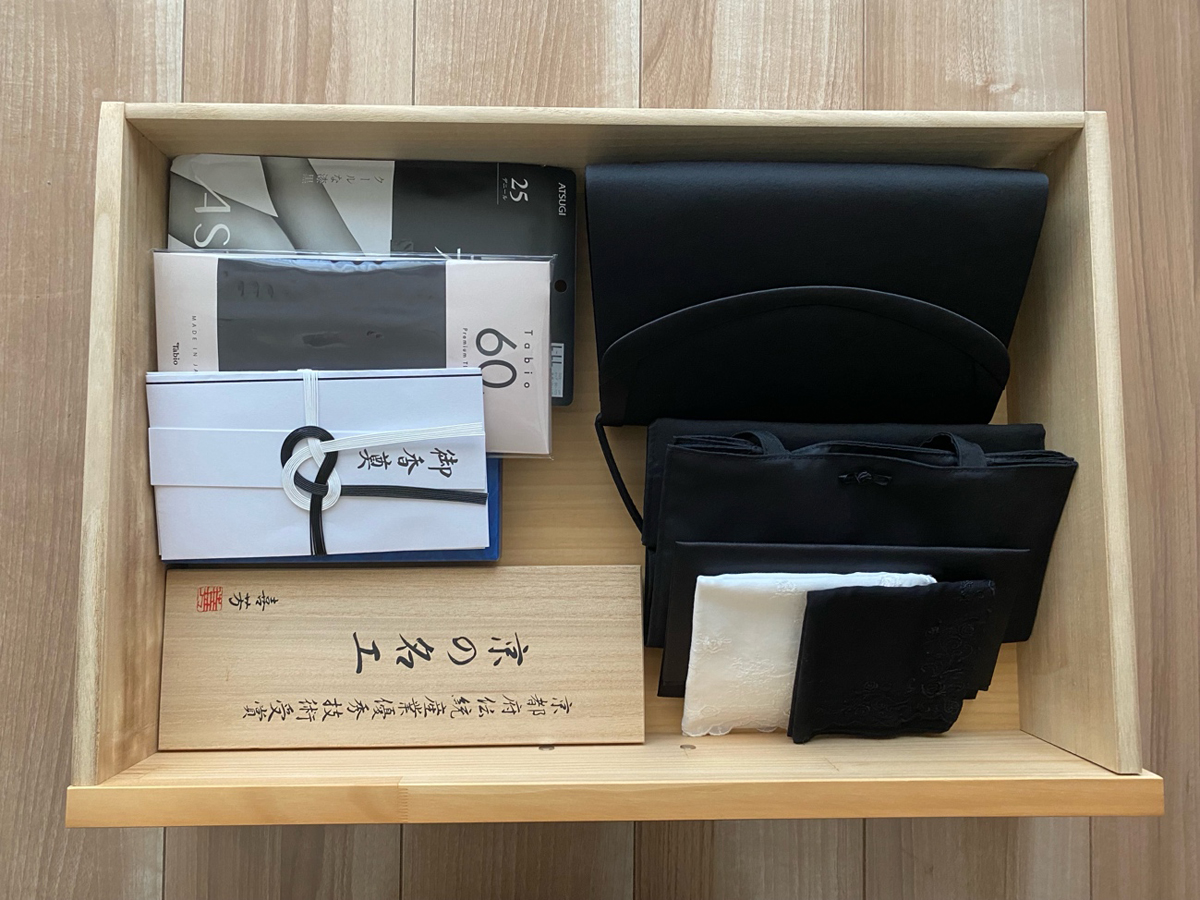 突然の報せにも慌てないように、香典袋や黒のストッキングなどは同じ場所に収納するのがおすすめ