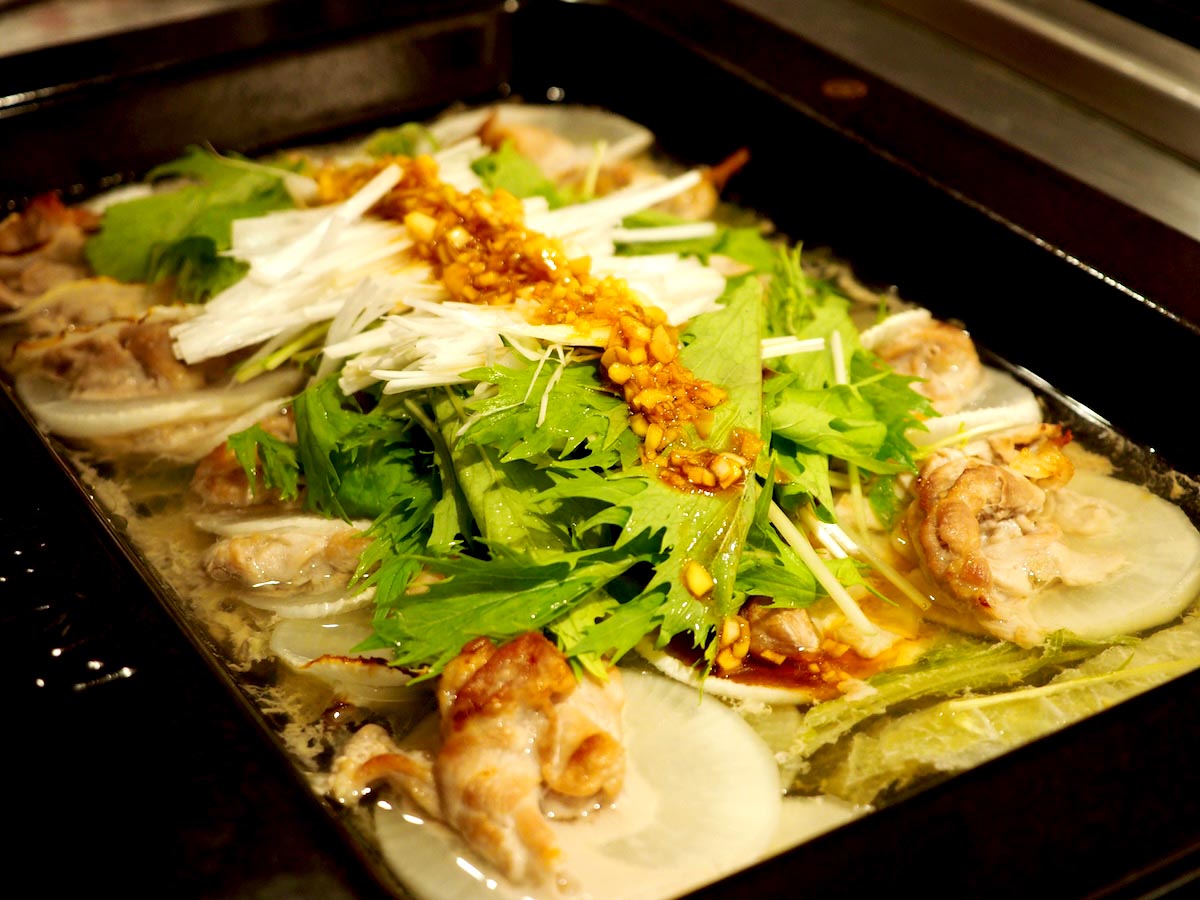 さらに水菜などと、しょうゆやごま油をベースとしたタレをのせて完成!