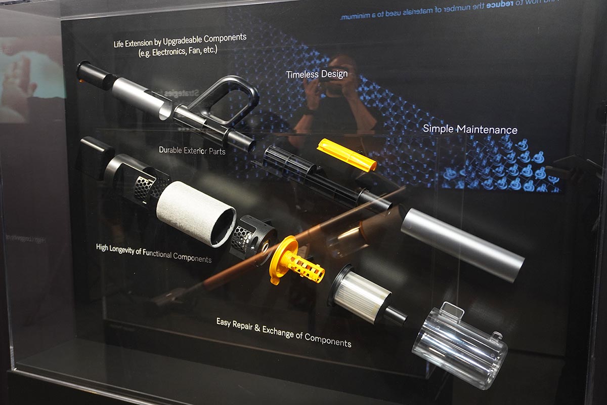 ミーレが展示した、パーツ交換により簡単に修理ができるモジュール方式のスティック掃除機のプロトタイプ