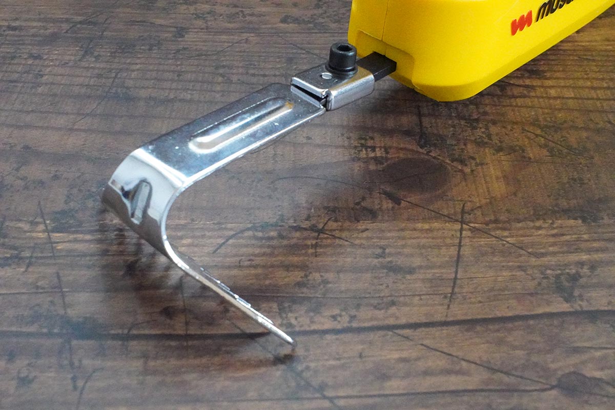 刃先は六角ネジで固定する