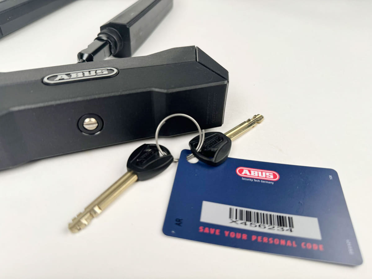 ピッキング耐性のあるX-PLUSシリンダーを採用。キーの先端にも斜めのカットを入れることでピッキングができないしくみ