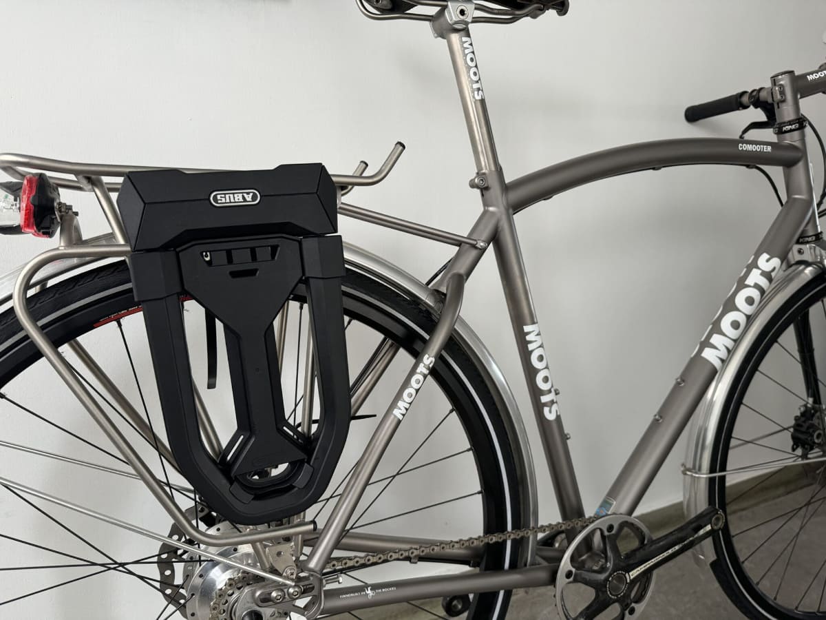 持ち運びもできる専用フレームマウントが付属される