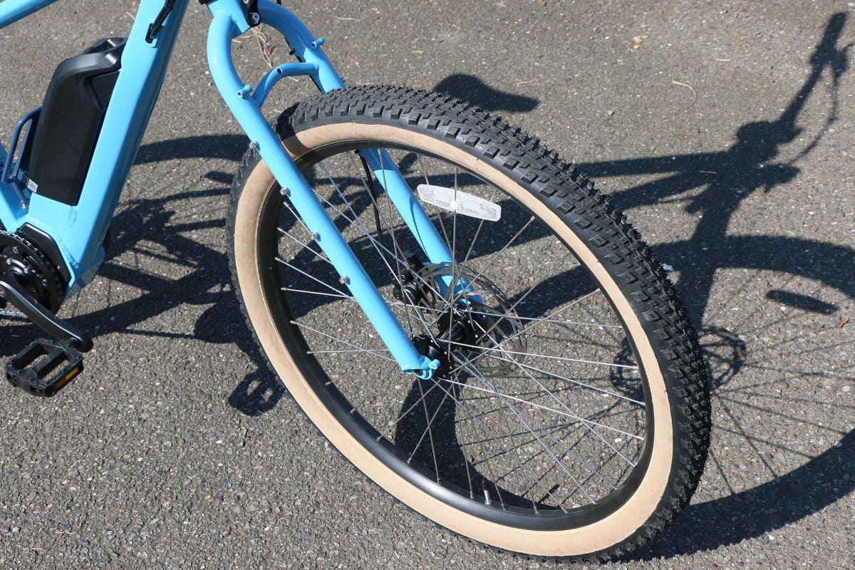 ホイールは前後27.5インチで2.4インチ幅のタイヤを装着。クリアランスは大きめなので、もっと太いタイヤや29インチホイールも入れられます