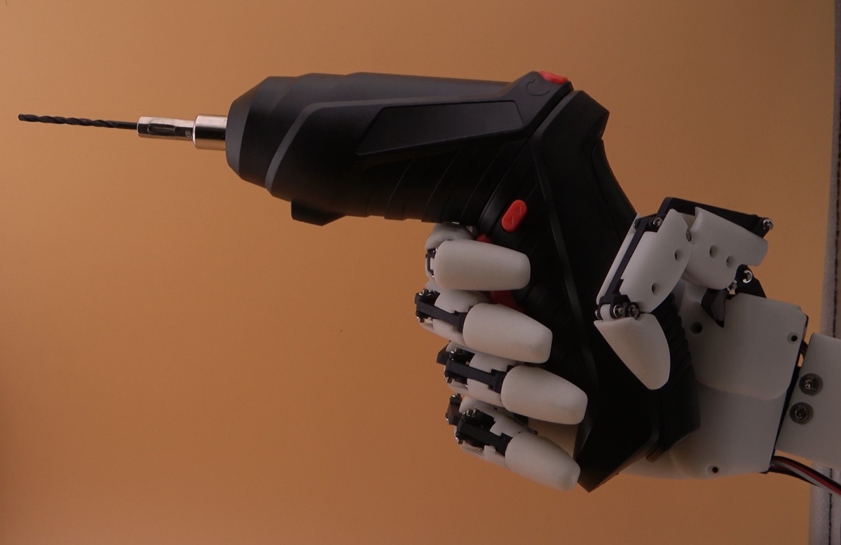 人間の手に近いサイズのため既存の道具をそのまま使用可能