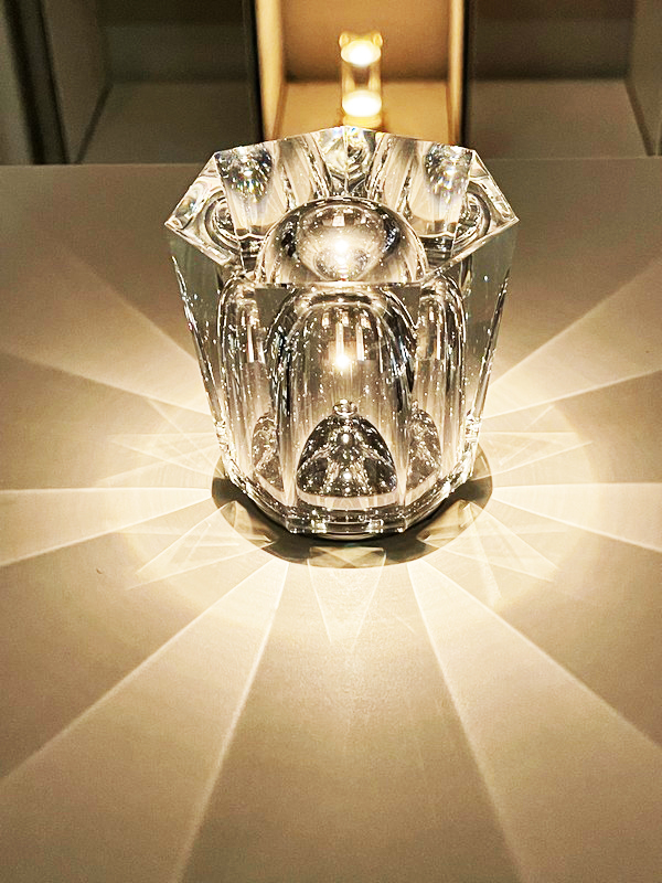 Xtalは、4種のカット、2つのカラーバリエーションからそれぞれ異なる光の表情を楽しむことができる