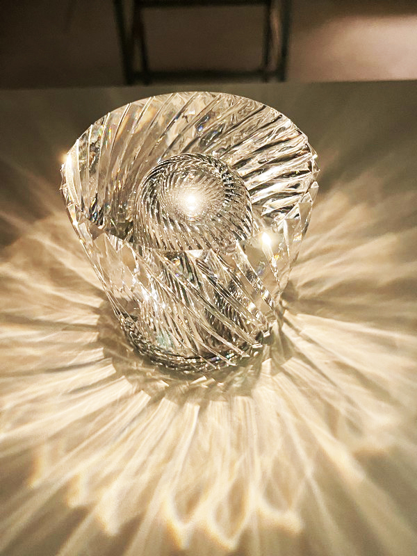 放射状に広がる幻想的な光が美しい