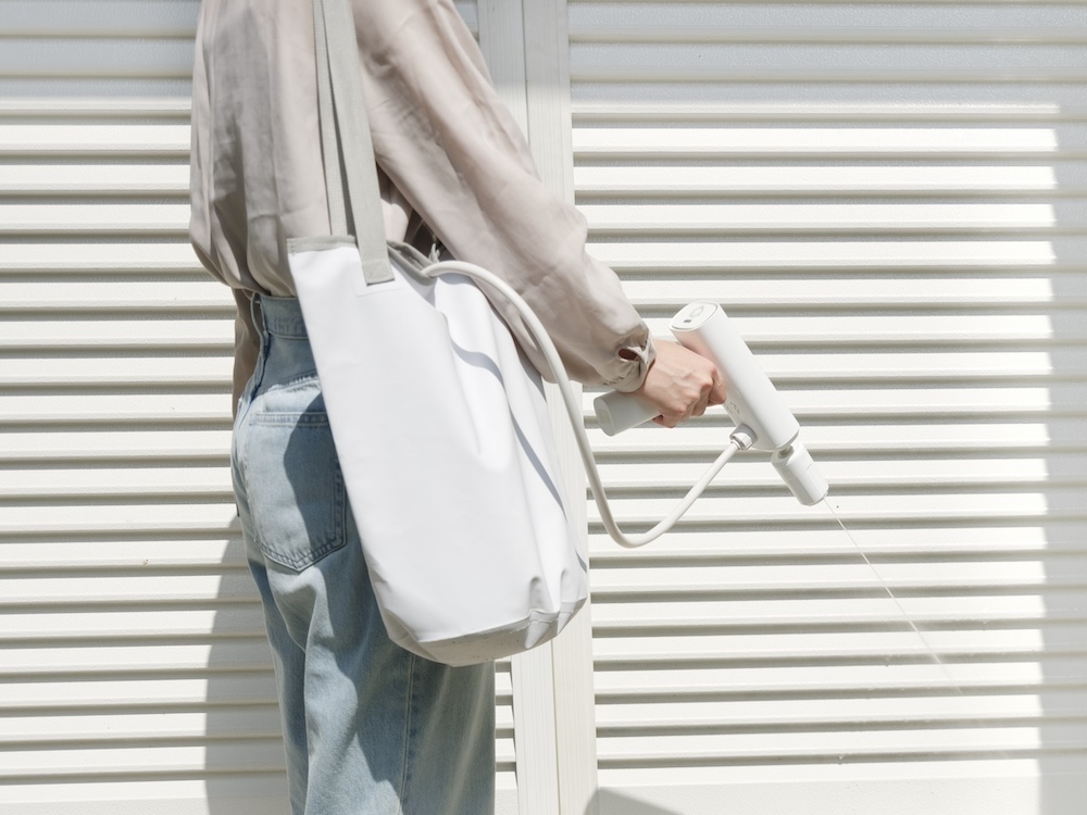 容量5Lの付属のウォーターバッグを肩に掛けながら使える