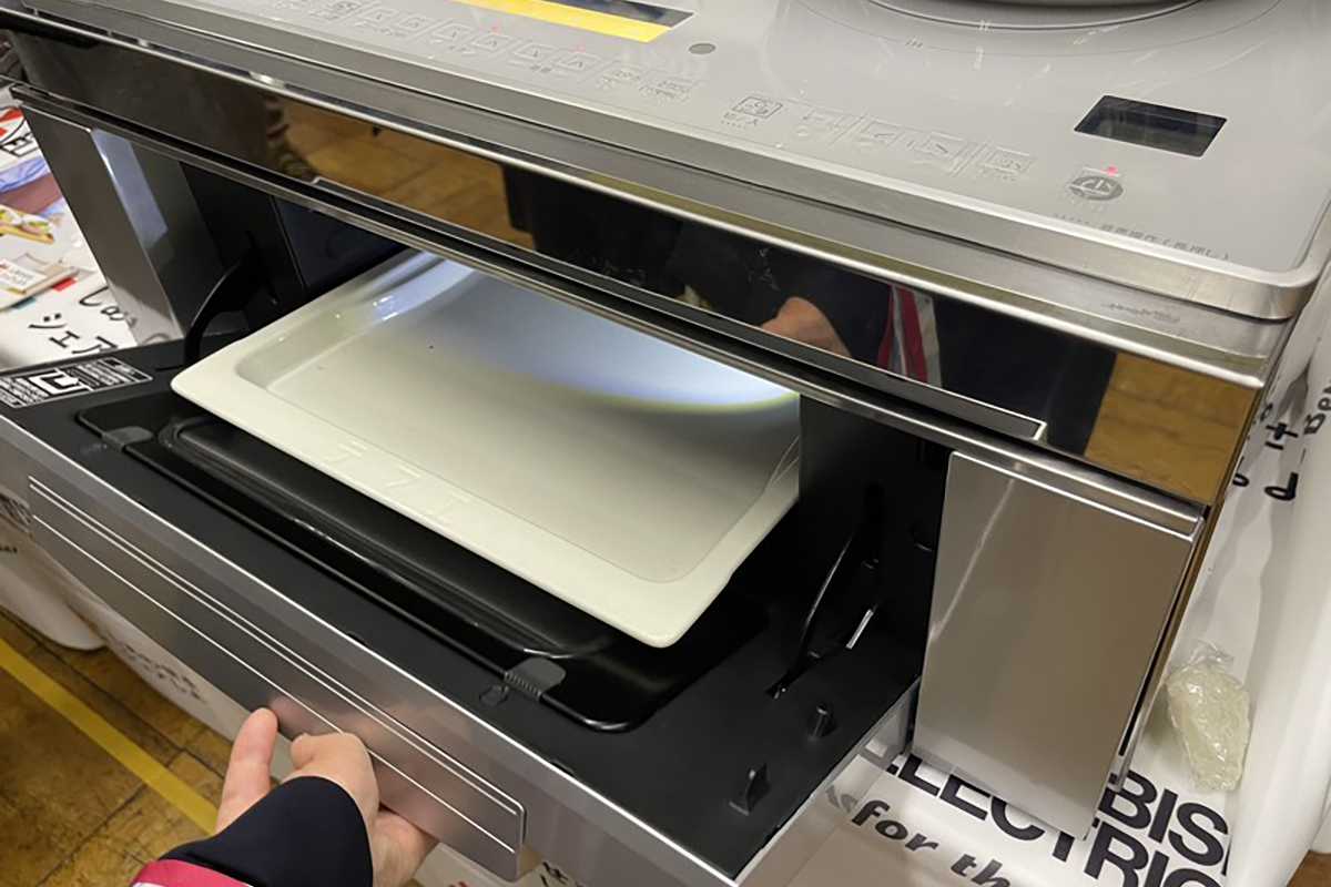 ホワイトのセラミックプレートが付属していたり、レンジ機能があることに付き添いの方もびっくり