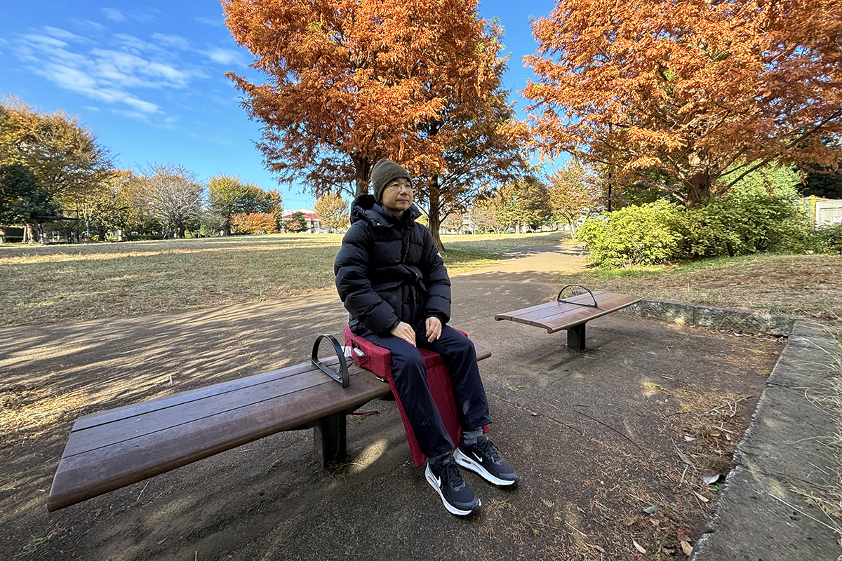 公園のベンチに設置して座ってみる。もっと目立つかと思いきや、さほど違和感ないのではないでしょうか?