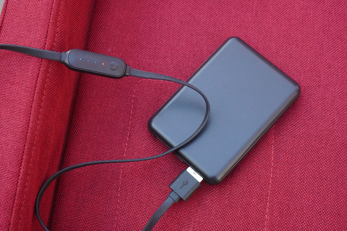 出力が5V・2A以上あればモバイルバッテリーも使用可能。リモコンでは3段階(42℃/44℃/46℃)に温度調節できる