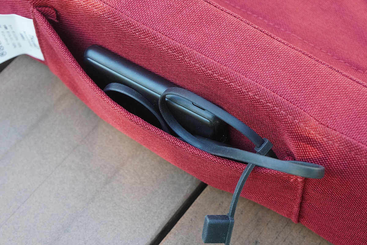 座って右サイドにはバッテリーを収納するためのポケット。サイズは約17×9cm(横×縦)あり、スマホの収納などにも活用できそう