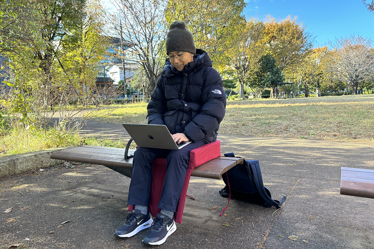 下半身が温かくなる効果は絶大で、冬の公園でも仕事がはかどる。背もたれのあるベンチなら座ったまま眠りに落ちるかもしれない