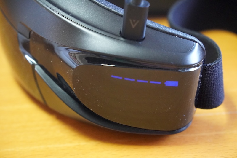 充電端子はUSB Type−C。充電中はインジケーターが表示される。充電時間は2時間。電池持続時間は最長3時間