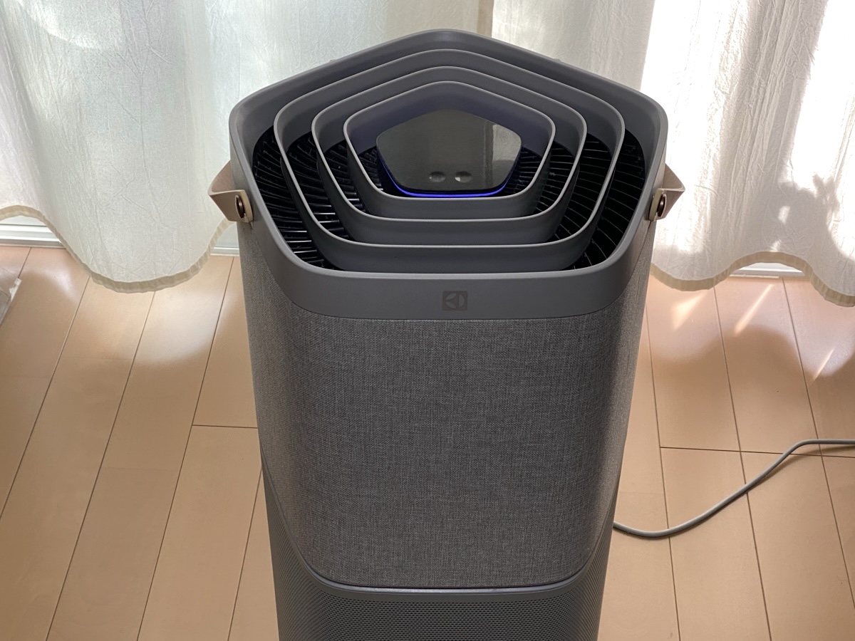 操作は上部のタッチパネルで行ないます