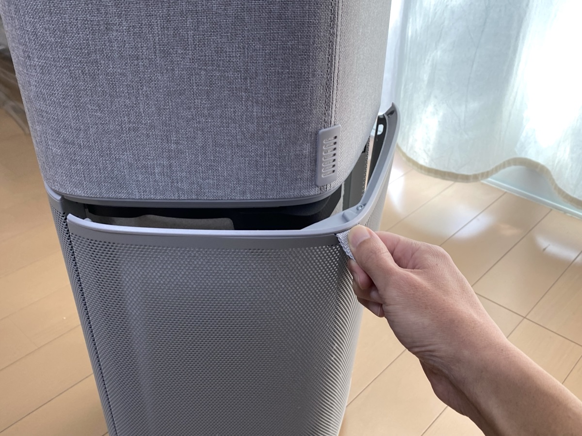 背面のカバーを開けると、中に筒状の大きなフィルターが入っています