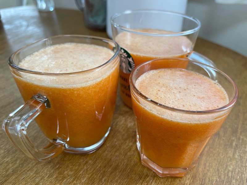 一度に家族3人分のジュースがほったらかしで作れるのが便利。この日はリンゴ、ニンジン、柿の組み合わせ