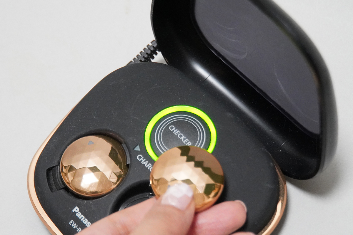 充電器の「高周波検知部」へコリコラン本体を近づければ高周波デバイスにバッテリーが残っているかチェックできます。バッテリーが残っていれば光が点滅して音が鳴る仕組み