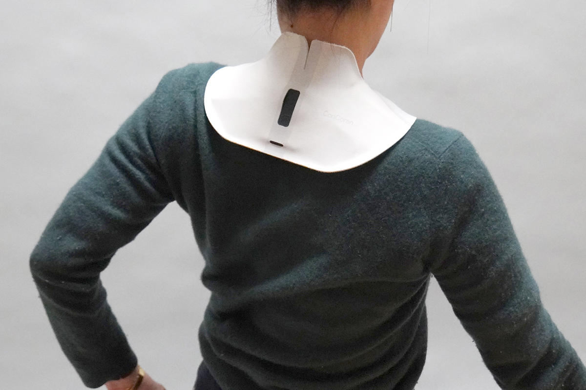 装着するとこんな感じ。従来のコリコランより圧倒的に簡単につけられるうえ、装着を忘れてしまうくらいの軽さです。あえて難をいえば、肩アタッチメントの素材が通気性が悪いため、素肌に触れるように装着すると汗でベタベタして不快なことくらい。Tシャツなどの衣類の上に装着することをオススメします