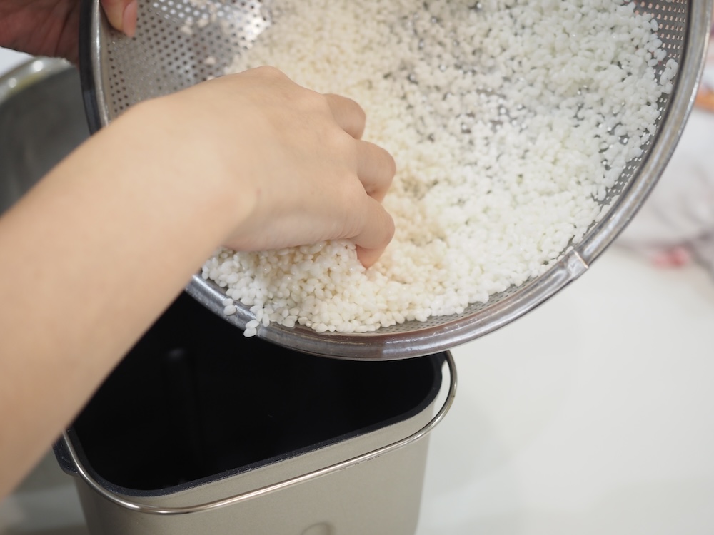 もち米は水で洗ってよく水切りしてからパンケースに入れる