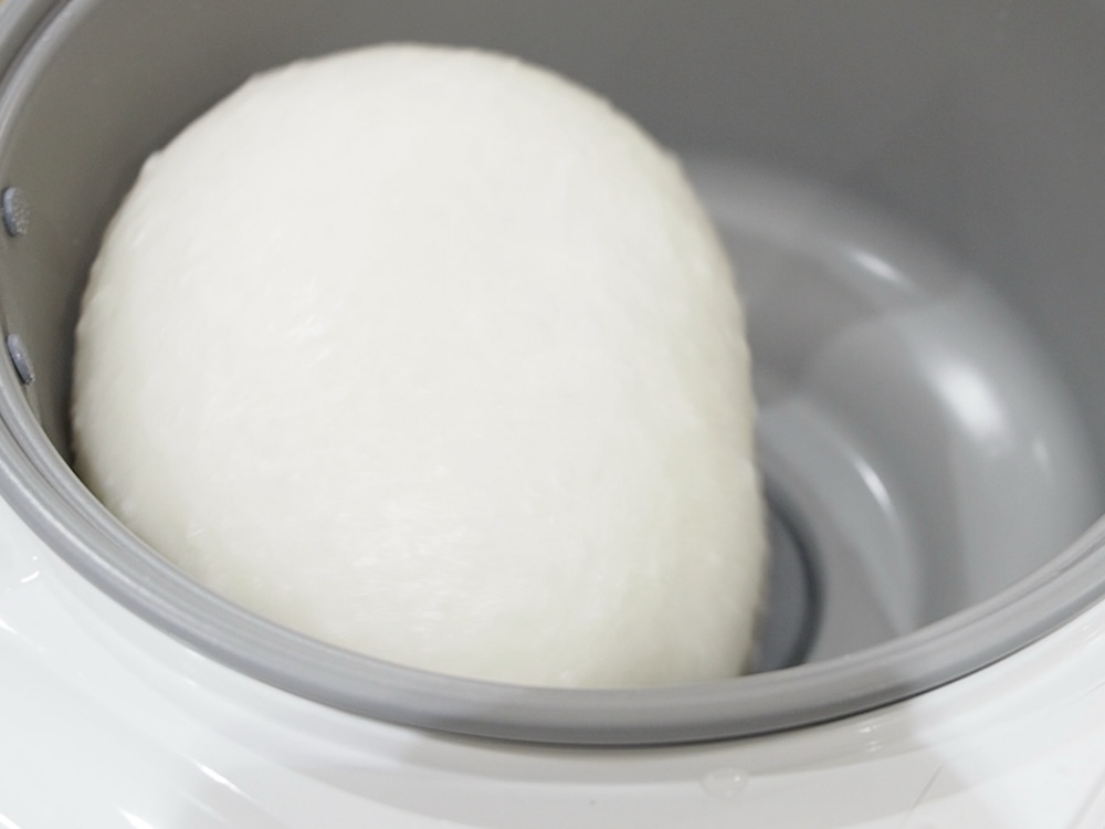 つき工程も佳境にさしかかると丸くなった米が生き物のように庫内をくるくると回っていた