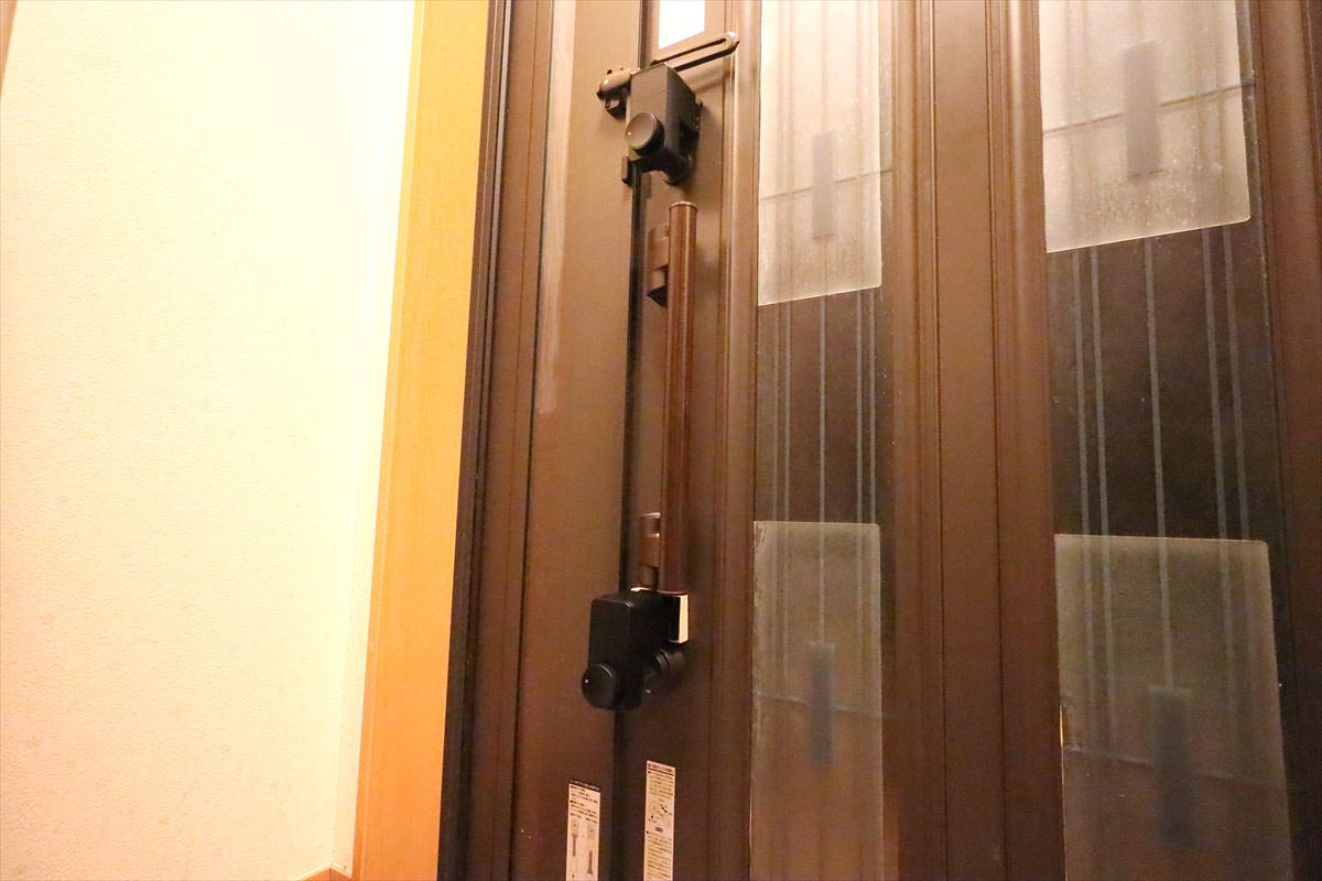 わが家の玄関ドアは二重鍵になっているので「SwitchBot ロック」を2台取り付け連動させている。1つの鍵を開閉すればもう1つも自動的に開閉する