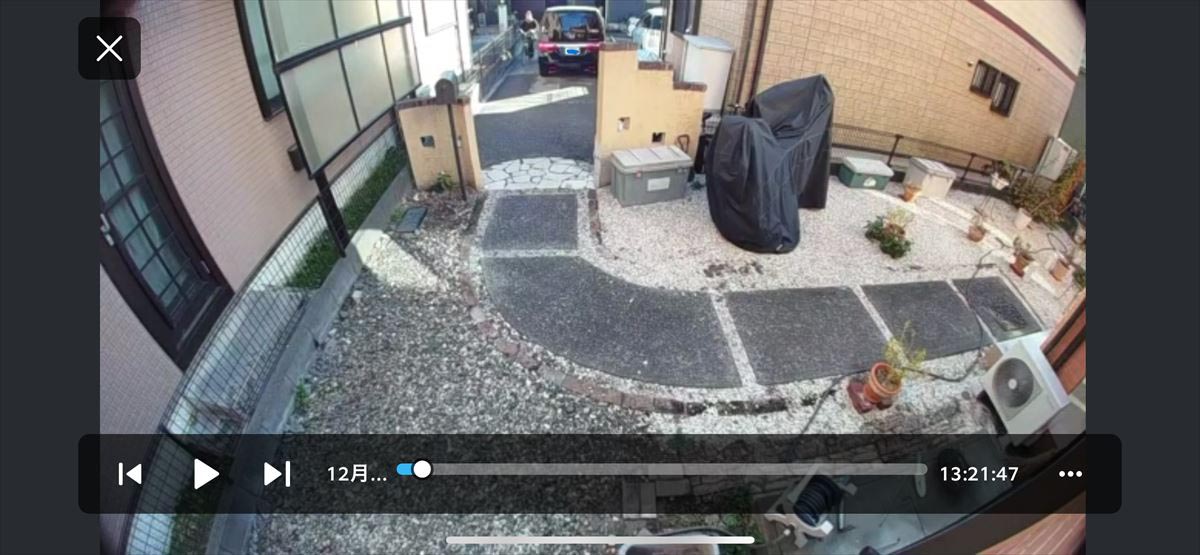 写真では分かりづらいが、車の横の人物に反応して録画をスタートしていた