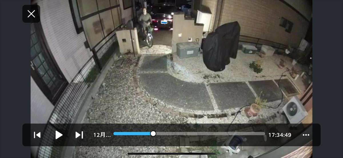 夜間も人物の動きに反応。ライトにより顔も鮮明に映っていた