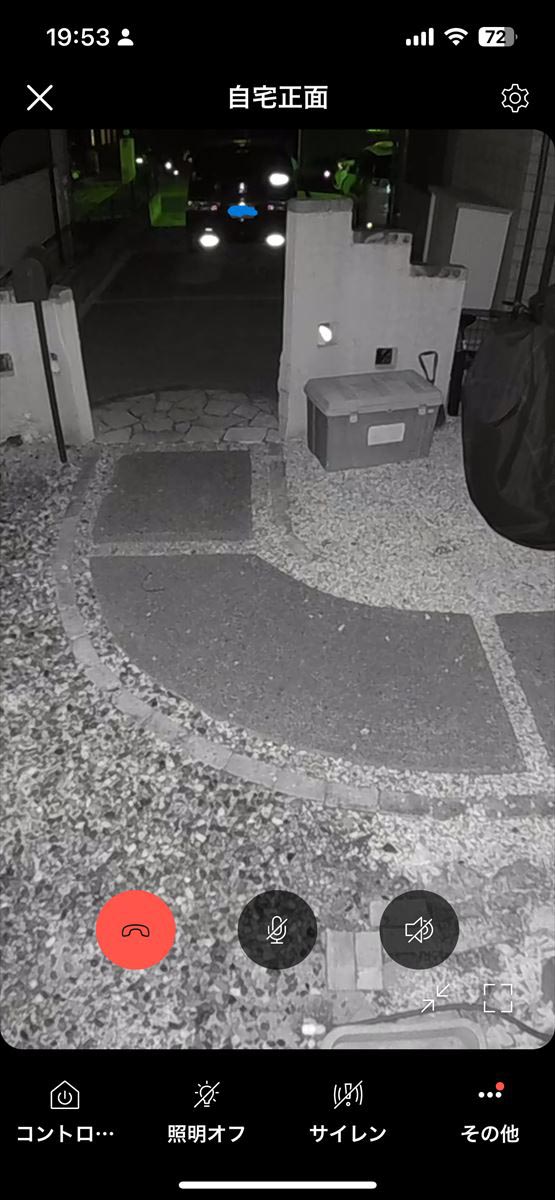 リアルタイム映像ではマイクとスピーカーが利用でき、カメラに映った人物と会話ができる。サイレンを鳴らすこともできる