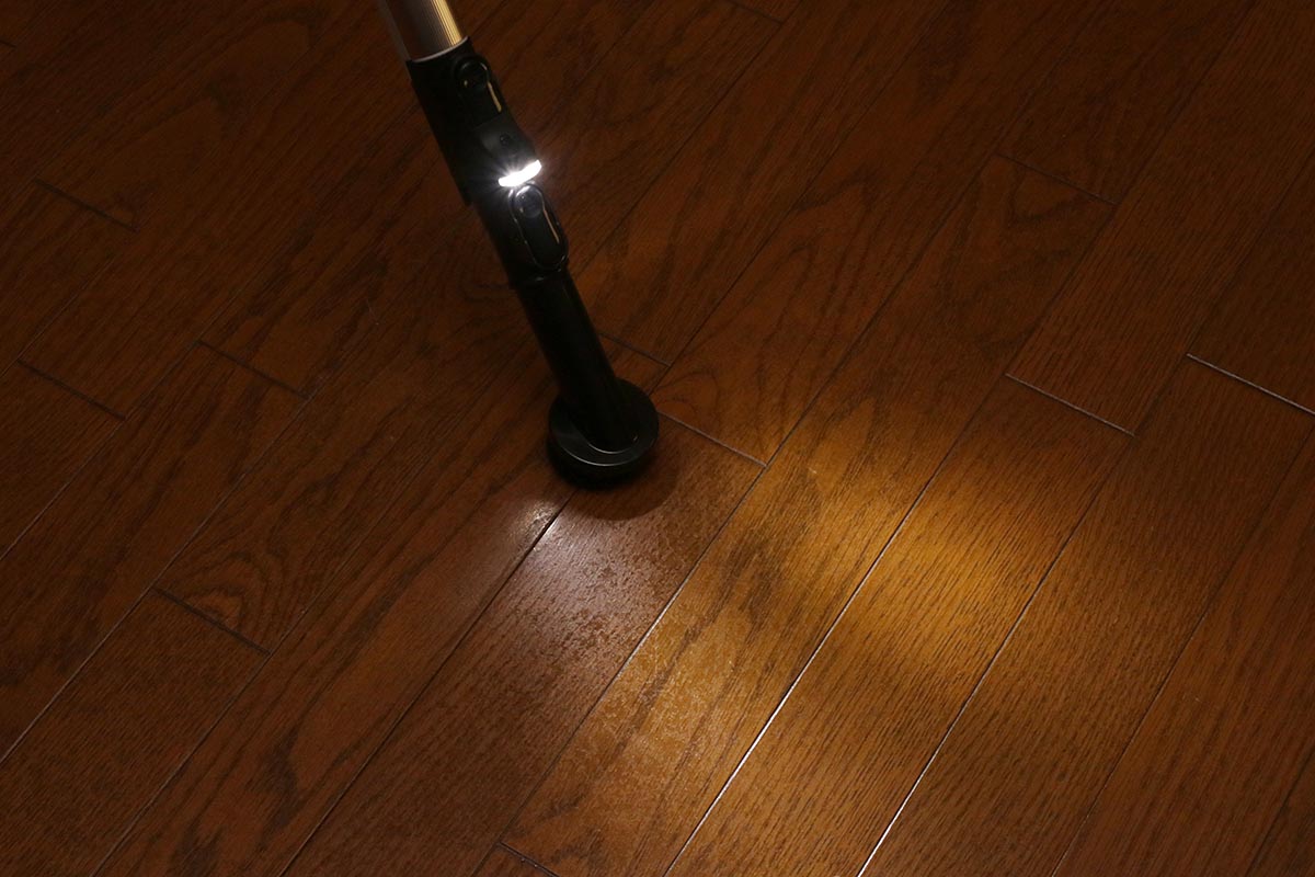 丸ブラシにLEDを付けたところ、これで家具の下などの暗い部分もキレイのお掃除できる。通常のヘッドにも利用可能