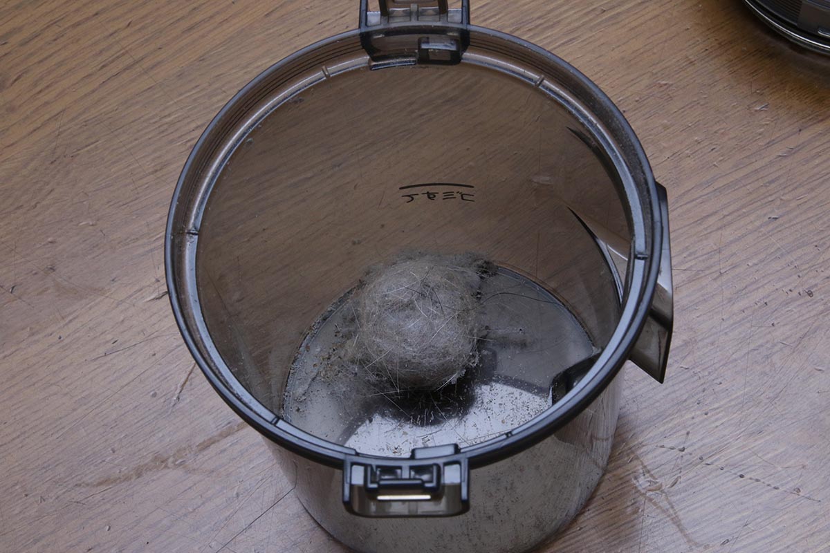 東芝の象徴ともいえる丸く圧縮されるゴミ。一般的な掃除機は、圧縮されないうえに、ダストボックスが複雑な形をしているので、逆さまにしてもゴミが出てこないときがよくある