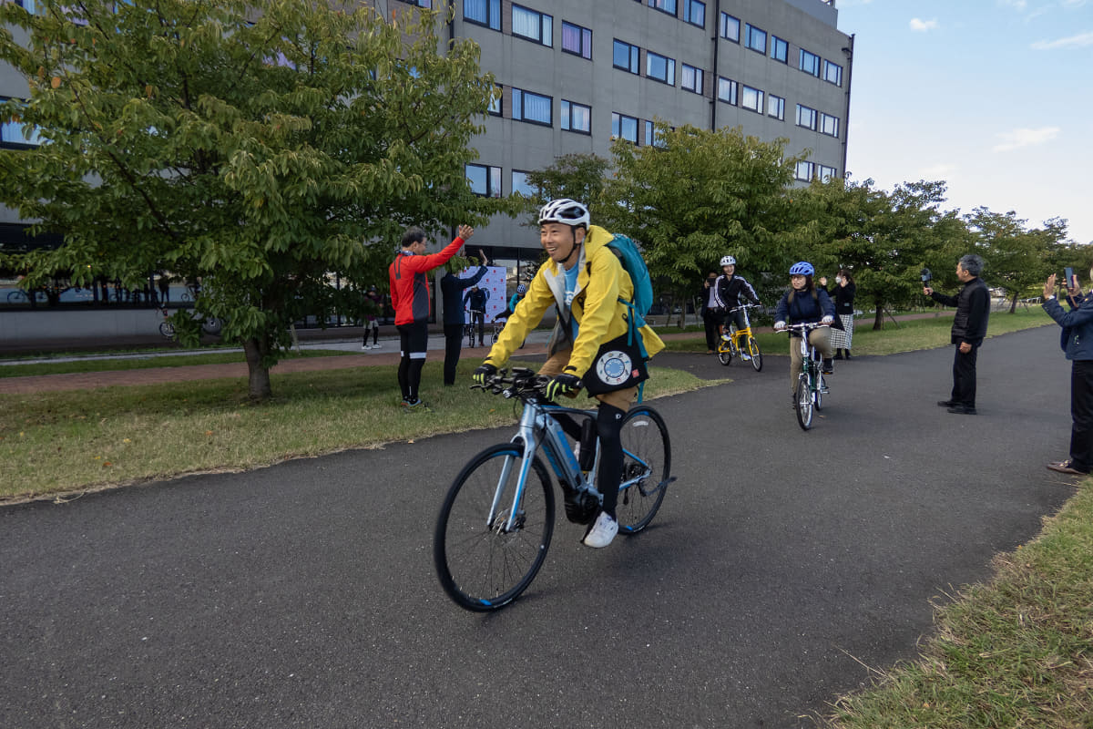 ガイドを務めるのはアテネ五輪ロードレースにも出場した<a href="https://linkagecycling.com/about/" class="n" target="_blank">田代恭崇</a>さん。2019年のe-bike Watchのイベントでもご協力いただきました。サコッシュのプレゼントだけでなく、無料のイベントとは思えない豪華さ