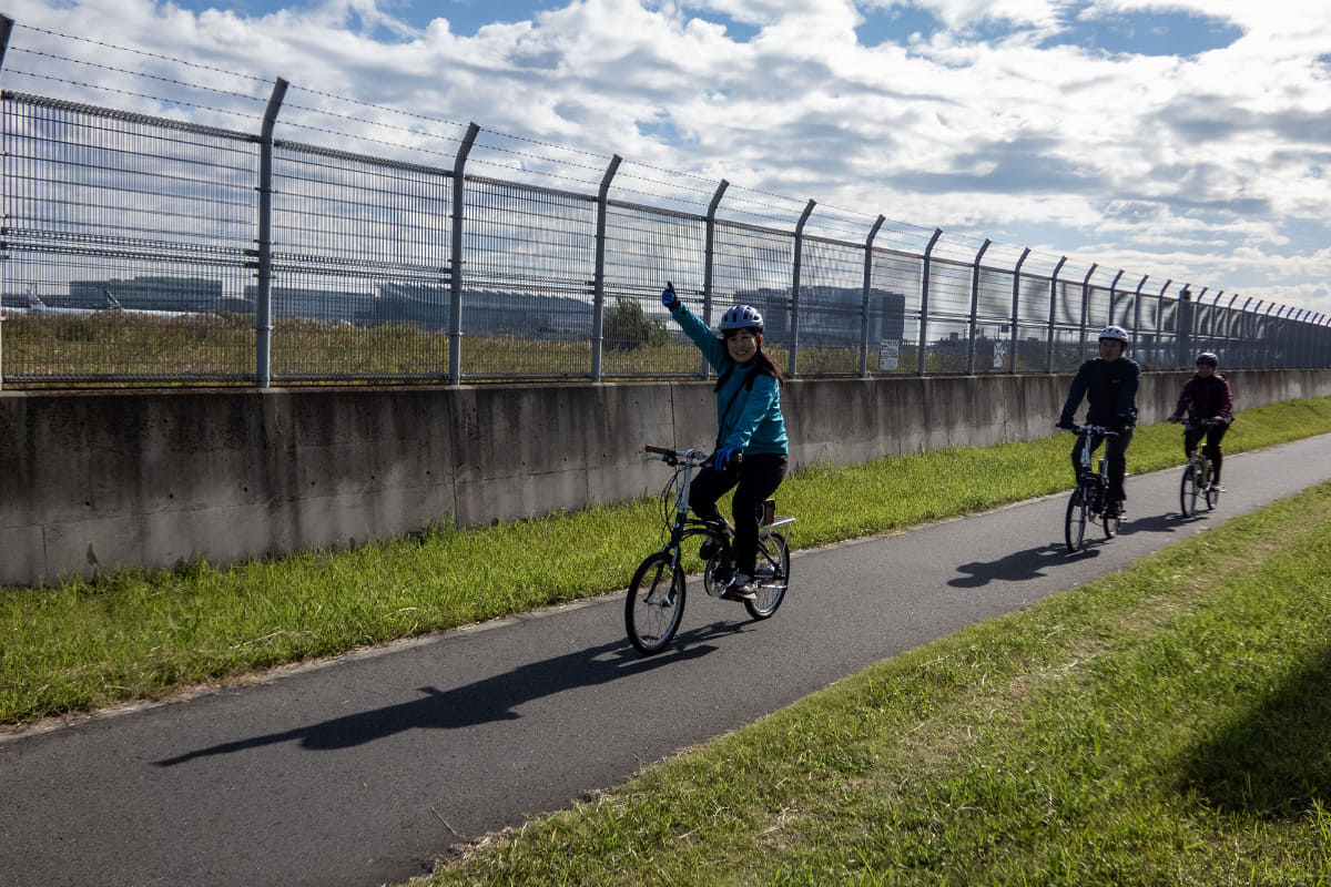 飛行機を横目に笑顔で進みます