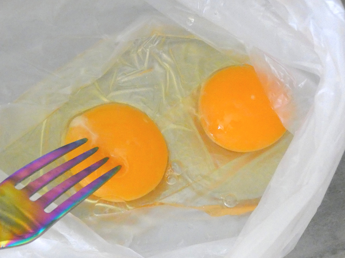 卵2個を割り入れ、黄身に穴をあける